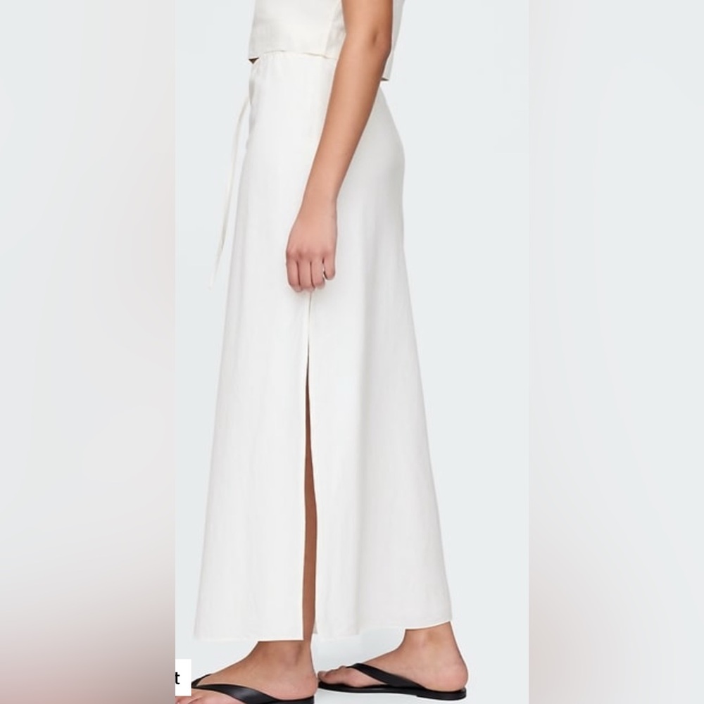 Elegant White flax Linen Midi Skirt made by the Gap.